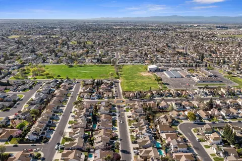 View/Area - 1816 Hyde Park Ln, Manteca, CA 95336 photo 9 of 10