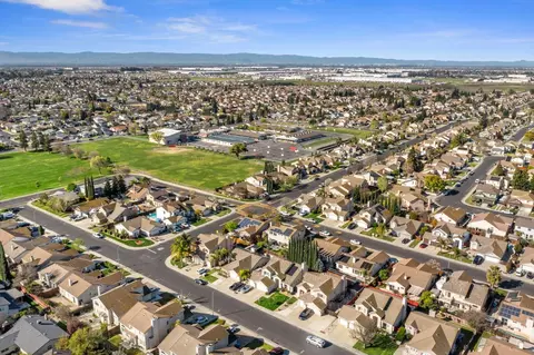 View/Area - 1816 Hyde Park Ln, Manteca, CA 95336 photo 7 of 10