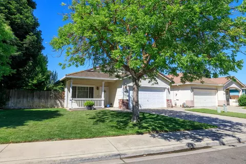 3367 Four Seasons Dr, Turlock, CA 95382 photo 2