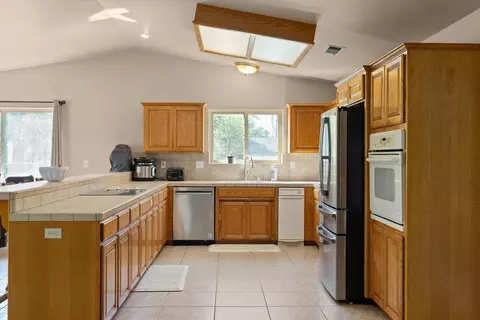 Kitchen - 115 Stringtown Rd, Oroville, CA 95966 photo 3 of 5
