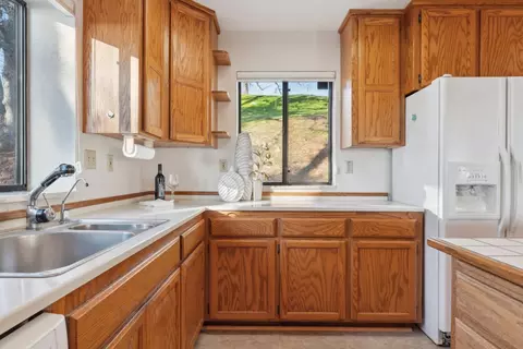 Kitchen - 2091 Riesling Way, Placerville, CA 95667 photo 6 of 8