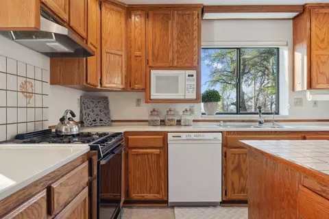 Kitchen - 2091 Riesling Way, Placerville, CA 95667 photo 5 of 8