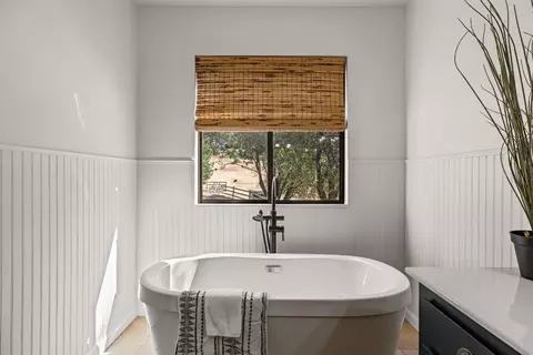 Bath - 5701 Silver Lode Dr, Placerville, CA 95667 photo 2 of 7