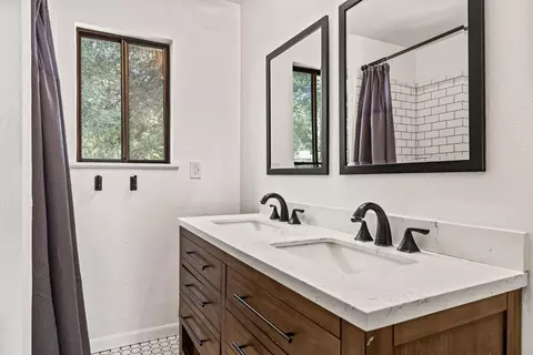 Bath - 5701 Silver Lode Dr, Placerville, CA 95667 photo 5 of 7