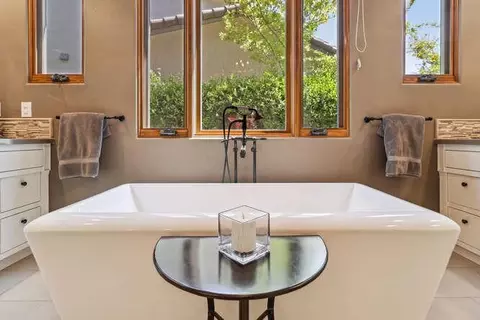 Bath - 1389 Pars Oak, Carmichael, CA 95608 photo 3 of 15