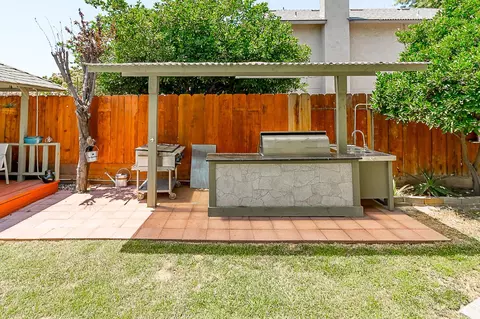 Exterior - 2816 Canyon Dr, Modesto, CA 95351 photo 4 of 7