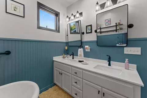 Bath - 16341 D St, Meridian, CA 95957 photo 3 of 3
