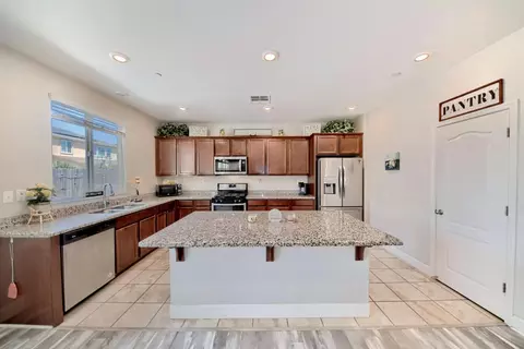 Kitchen - 245 Springfield Dr, Manteca, CA 95337 photo 5 of 9