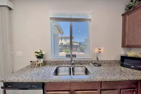 Kitchen - 245 Springfield Dr, Manteca, CA 95337 photo 7 of 9