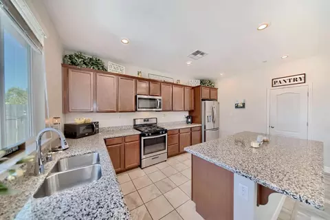 Kitchen - 245 Springfield Dr, Manteca, CA 95337 photo 6 of 9