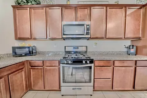 Kitchen - 245 Springfield Dr, Manteca, CA 95337 photo 3 of 9