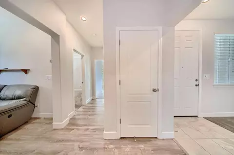 Entry Way - 245 Springfield Dr, Manteca, CA 95337 photo 6 of 21