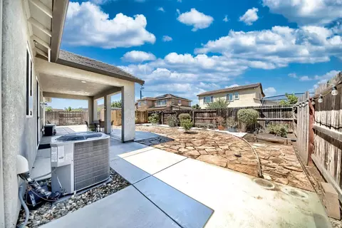 Exterior - 245 Springfield Dr, Manteca, CA 95337 photo 5 of 9
