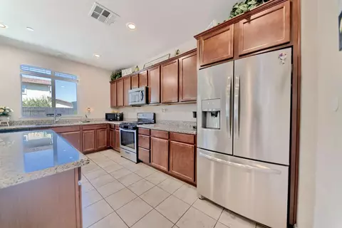 Kitchen - 245 Springfield Dr, Manteca, CA 95337 photo 9 of 9