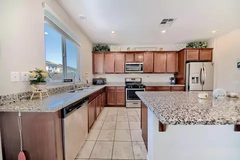 Kitchen - 245 Springfield Dr, Manteca, CA 95337 photo 4 of 9