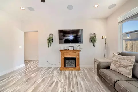 Entry Way - 245 Springfield Dr, Manteca, CA 95337 photo 14 of 21