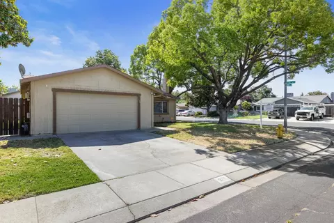 570 Camelia Ln, Manteca, CA 95336 photo 2
