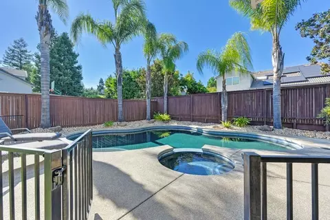 8460 Saint Arvant Ct, Elk Grove, CA 95624