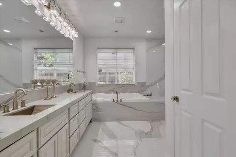 Bath - 1415 N Ripon Rd, Ripon, CA 95366 photo 1 of 19