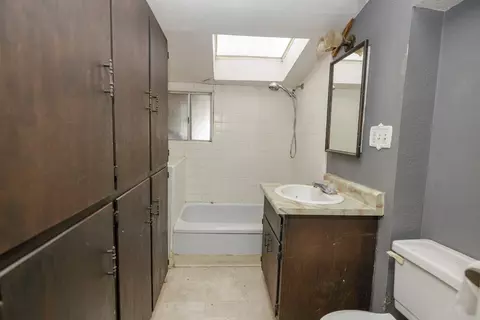 Bath - 19272 Bloss Ave, Hilmar, CA 95324 photo 1 of 1