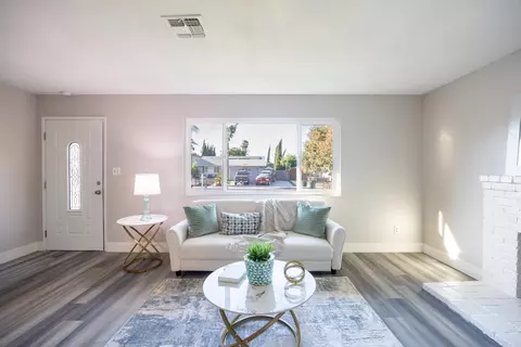Living - 1930 Mcpeak Ct, Tracy, CA 95376 photo 2 of 5