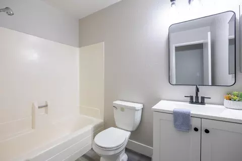 Bath - 1930 Mcpeak Ct, Tracy, CA 95376 photo 2 of 2