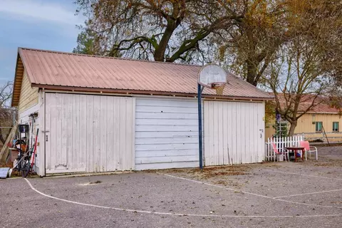 Exterior - 22131 E River Rd, Escalon, CA 95320 photo 12 of 14