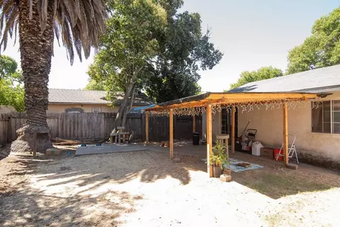 Exterior - 204 Daisy Ln, Modesto, CA 95351 photo 5 of 11