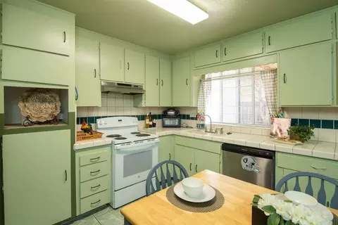 Kitchen - 204 Daisy Ln, Modesto, CA 95351 photo 5 of 6