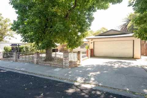 Exterior - 204 Daisy Ln, Modesto, CA 95351 photo 2 of 11
