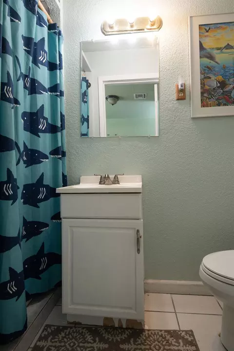 Bath - 204 Daisy Ln, Modesto, CA 95351 photo 3 of 3