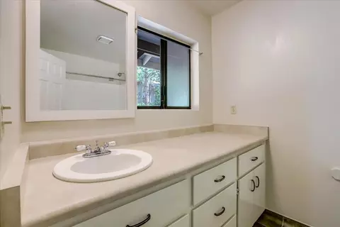 Bath - 12368 E Bennett Rd, Grass Valley, CA 95945 photo 3 of 5