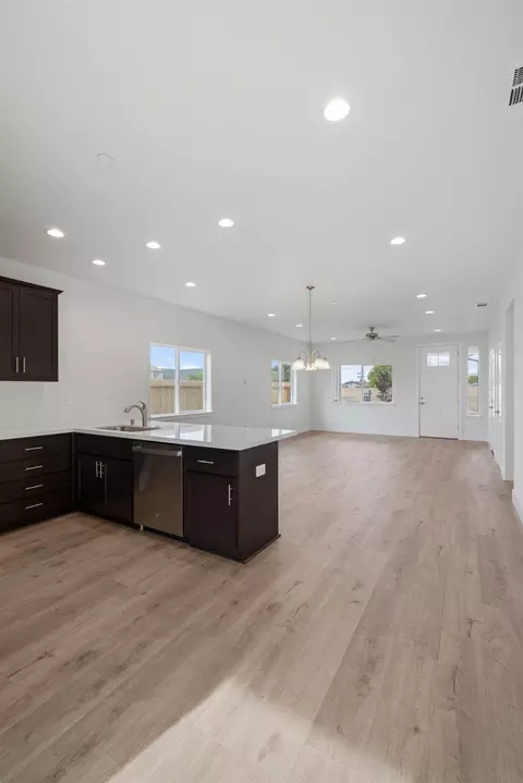 Kitchen - 1852 Lovejoy Pl, Manteca, CA 95337 photo 4 of 5