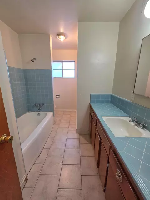 Bath - 1002 Aldwina Ln, Manteca, CA 95336 photo 2 of 2