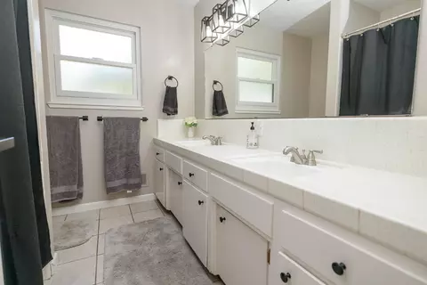 Bath - 7849 Fox Rd, Hughson, CA 95326 photo 4 of 5