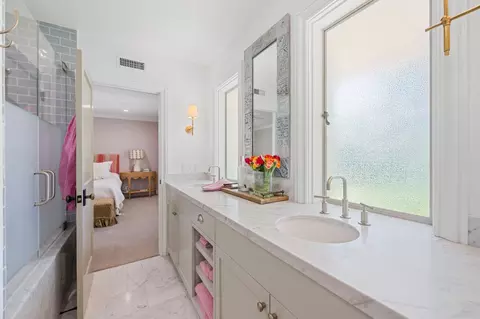 Bath - 5310 Roxbury Ct, Carmichael, CA 95608 photo 5 of 9