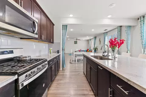 Entry Way - 3084 Tower St, Manteca, CA 95337 photo 5 of 15