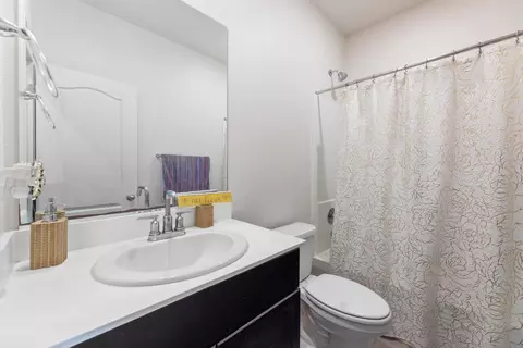 Bath - 3084 Tower St, Manteca, CA 95337 photo 1 of 2