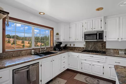 Kitchen - 1381 Muleshoe Pass, Placerville, CA 95667 photo 2 of 7
