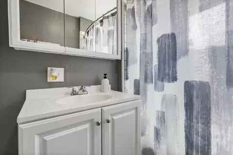 Bath - 1302 Pelton Ave, Modesto, CA 95351 photo 2 of 2