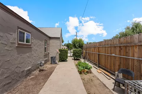Exterior - 1302 Pelton Ave, Modesto, CA 95351 photo 5 of 12