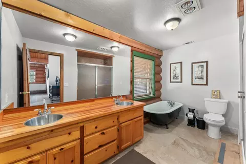 Bath - 4853 Starkes Grade Rd, Placerville, CA 95667 photo 1 of 2