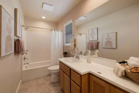 Bath - 439 Quarto Dr, Turlock, CA 95380 photo 2 of 3