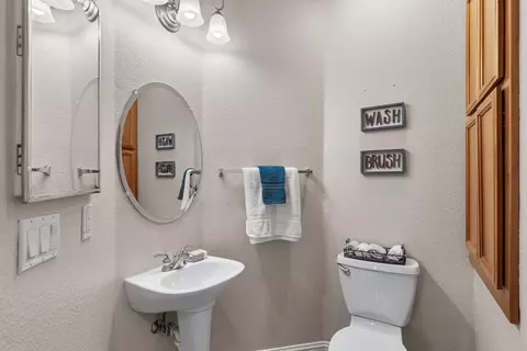 Bath - 1846 Bankston Dr, Tracy, CA 95304 photo 1 of 6
