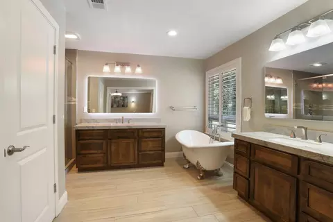Bath - 1717 Edgebrook Dr, Modesto, CA 95354 photo 3 of 9