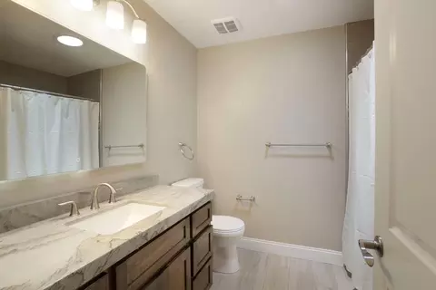 Bath - 1717 Edgebrook Dr, Modesto, CA 95354 photo 9 of 9