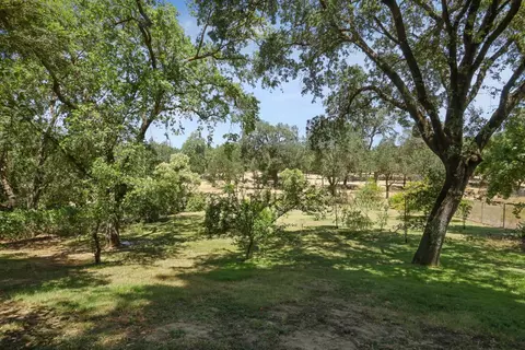 Exterior - 1717 Edgebrook Dr, Modesto, CA 95354 photo 6 of 28