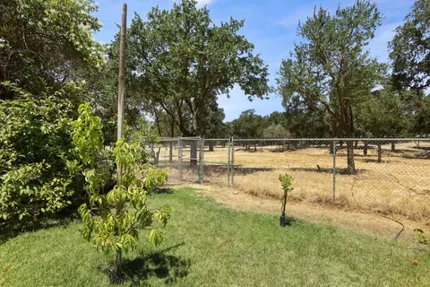 Exterior - 1717 Edgebrook Dr, Modesto, CA 95354 photo 8 of 28