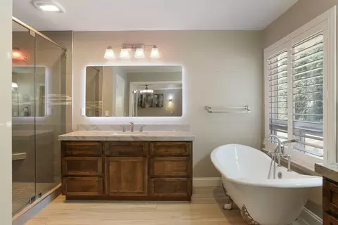 Bath - 1717 Edgebrook Dr, Modesto, CA 95354 photo 6 of 9