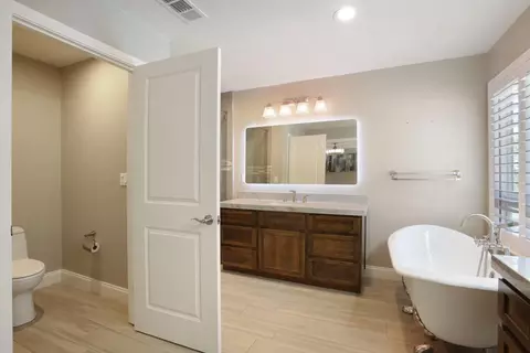 Bath - 1717 Edgebrook Dr, Modesto, CA 95354 photo 8 of 9